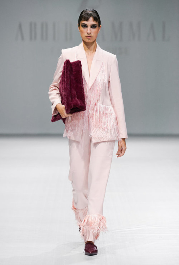 أجمل صيحات بناطيل بتفاصيل الفرو والشراريب وطرق عصرية لتتألقي بها