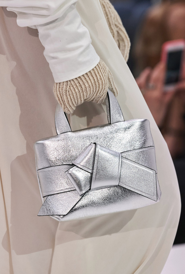 الحقائب الفضية صيحة تتخطى المألوف في خريف 2022