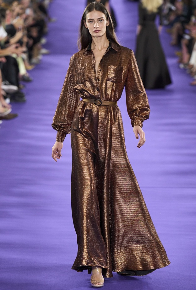 فساتين سهرة محتشمة وبراقة تألقي بها خلال يوم المرأة الإماراتية 2022