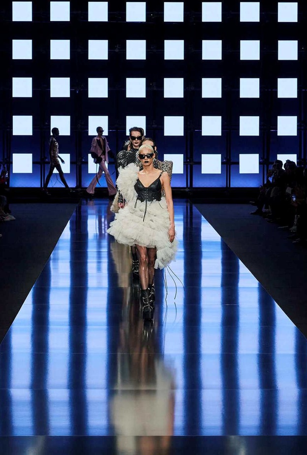 7 إطلالات بأسلوب البانك على منصات عرض خريف وشتاء 2022