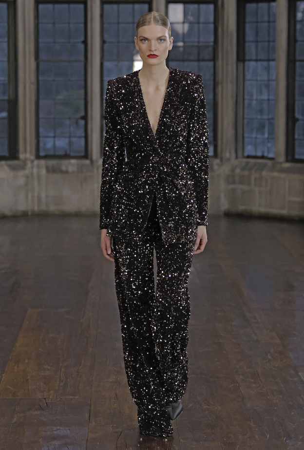 إطلالة برّاقة وخاطفة للأنظار بالبدلة الترتر من تصميم Badgley Mischka