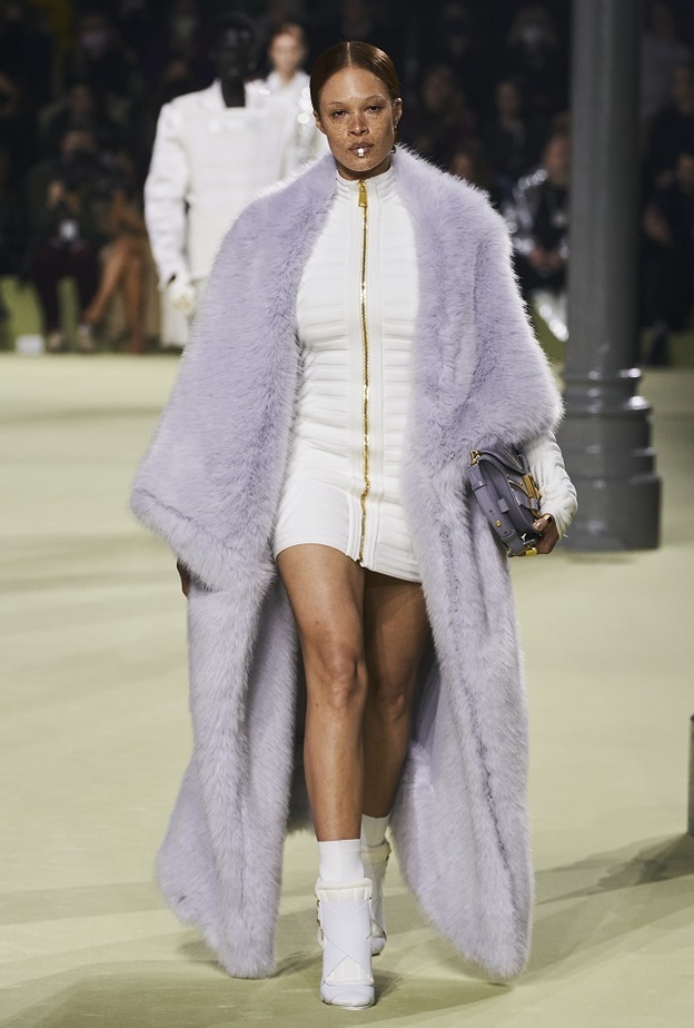 تنسيق اللّون الأبيض للخريف مع الأسود من MAx Mara