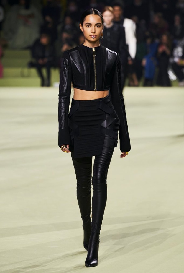 7 إطلالات بأسلوب الدرّاج "بايكر" لفتتنا على خشبات عروض خريف وشتاء 2022