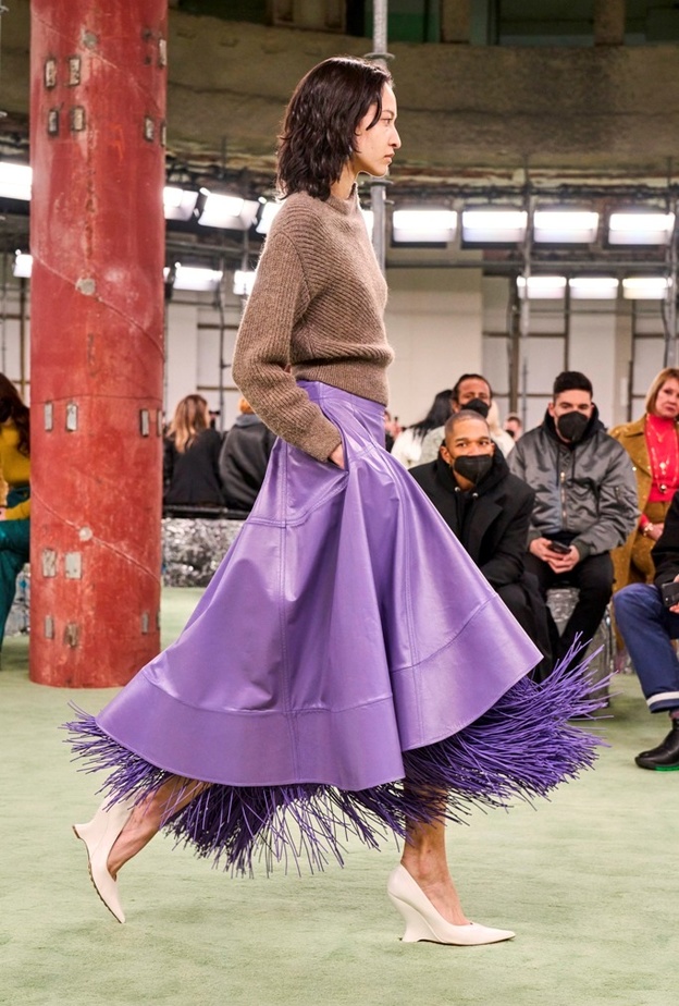 7 إطلالات يتألق فيها البنفسجي على منصات عرض خريف وشتاء 2022