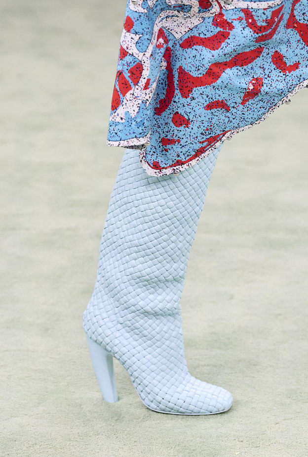 طرق تنسيق أحذية ملفتة باللون الازرق لإطلالات خريف 2022