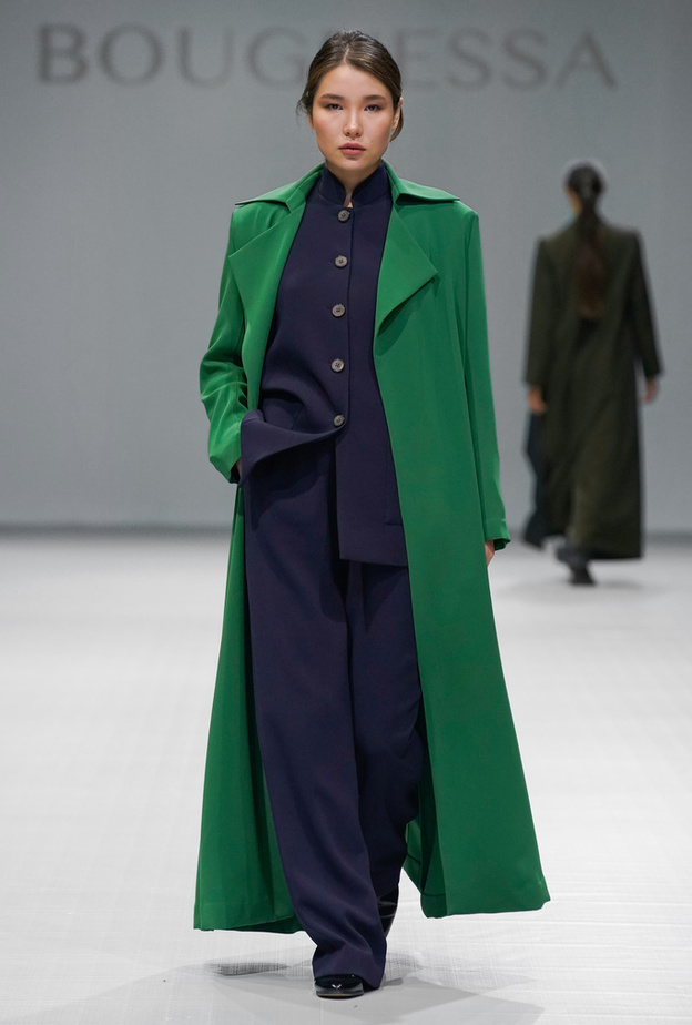 أحدث موديلات المعطف الطويل لإطلالة جذابة في موسم خريف 2022