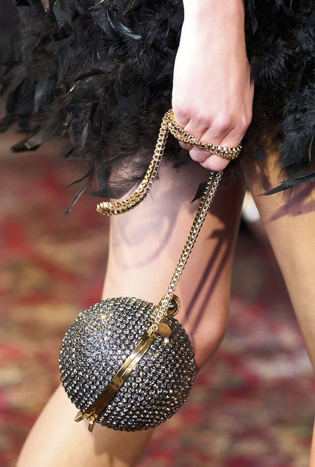 شكل الكرة بحقيبة سهرة مرصّعة بالأحجار الصغيرة والبرّاقة من Bronx and Banco