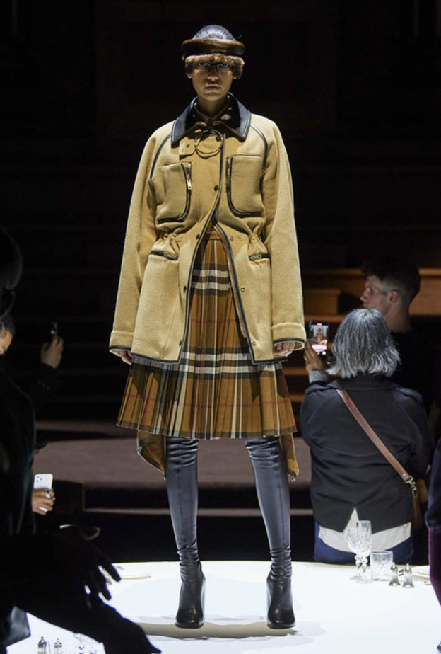 طرق تنسيق تنانير الكارو العصرية في خريف 2022 بأسلوب ملفت