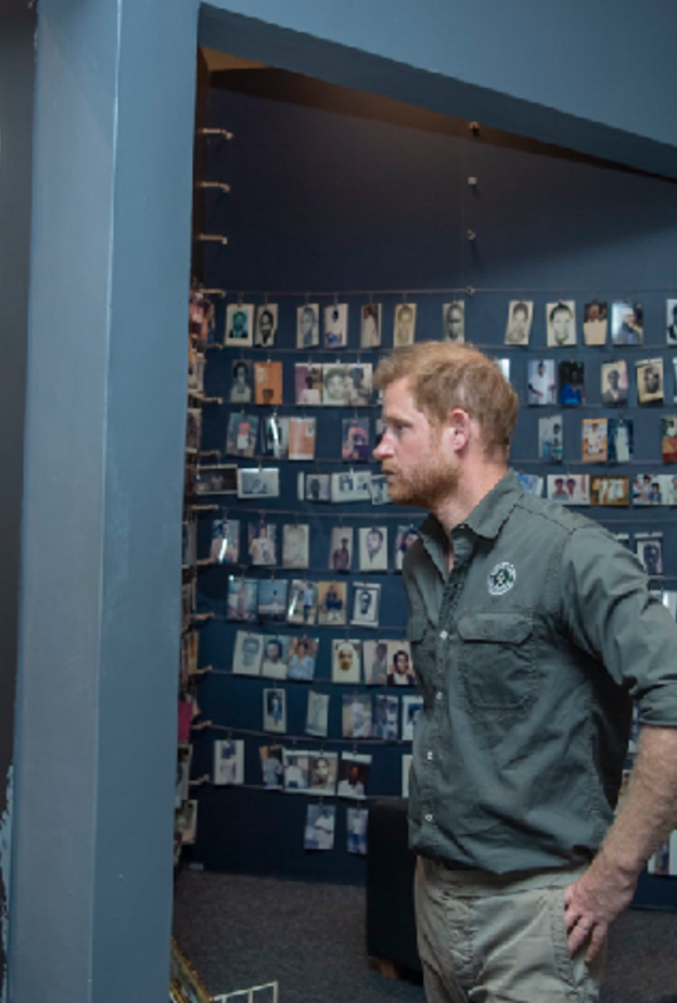 الأمير هاري Prince Harry أمام النصب التذكاري للإبادة الجماعية في كيغالي برواندا