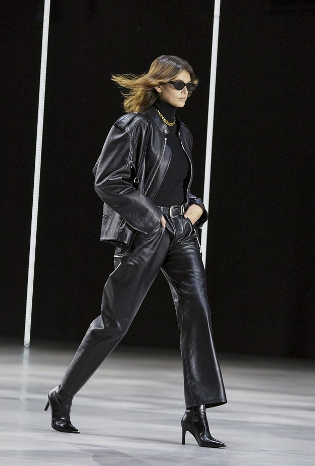 تنسيق طقم لافت من الجلد الأسود بأسلوب Celine المميّز