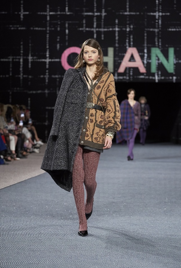 إطلالات بقماش التويد صيحة خريف 2022 بأسلوب CHANEL