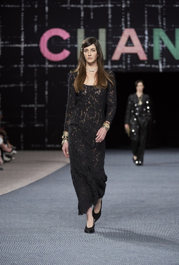 موديلات أزياء بقماش الدانتيل للوك أنيق ومميّز لخريف 2022 من CHANEL