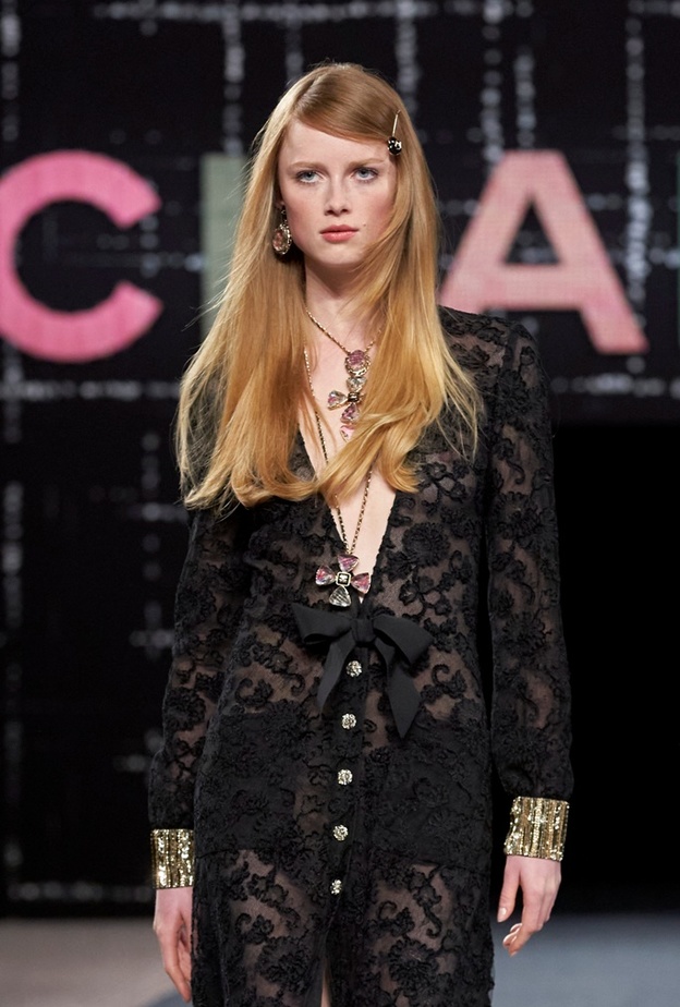 إطلالات لامعة لافتة وشفافة لدى Dolce&Gabbana