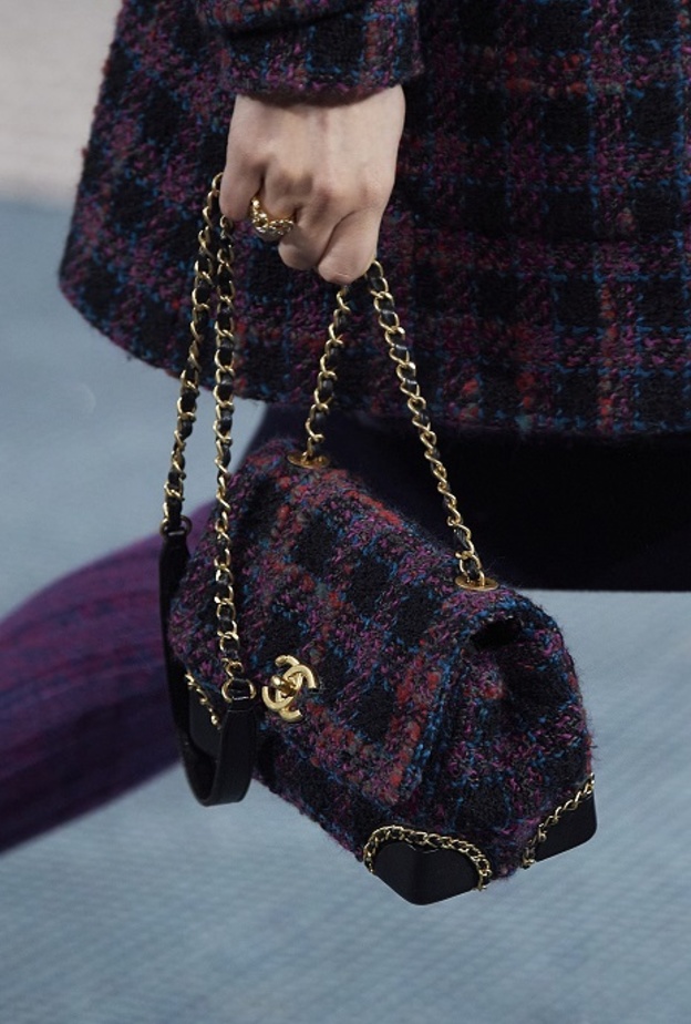 موديلات حقائب بتصميم صغير بقماش خريفي لافت من CHANEL