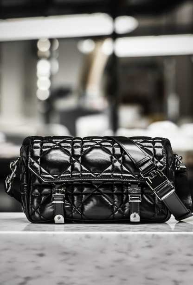 ديور تقدّم المهارة الحرفيّة وراء حقيبة DiorCamp بنمط كاناج الضخم ماكرو المضرّب والمنتفخ