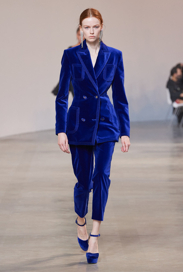 موضة البدلات الملونة صيحة عصرية وجريئة في خريف 2022