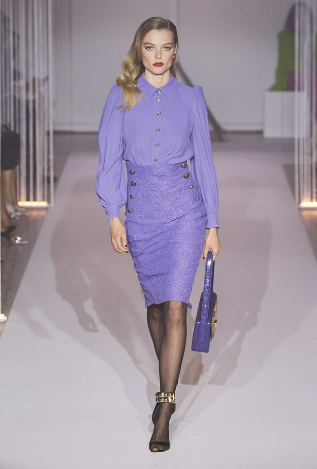 أفكار مختلفة لتتألقي بموضة الملابس البنفسجية في خريف 2022 