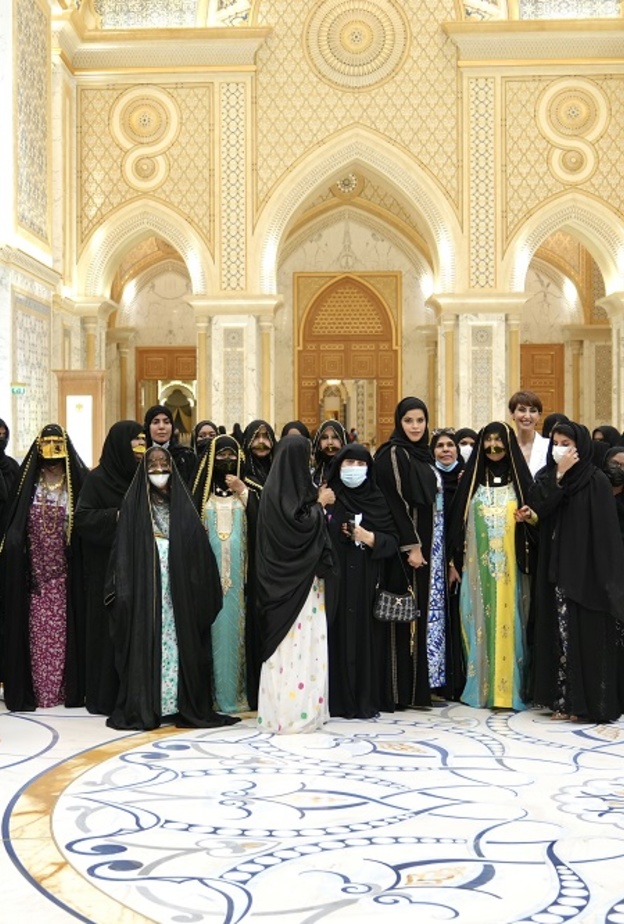 قصر الوطن يستضيف أكثر من مئة سيدة إماراتية مسنة لتعريفهن بإنجازات دولة الإمارات الملهمة 