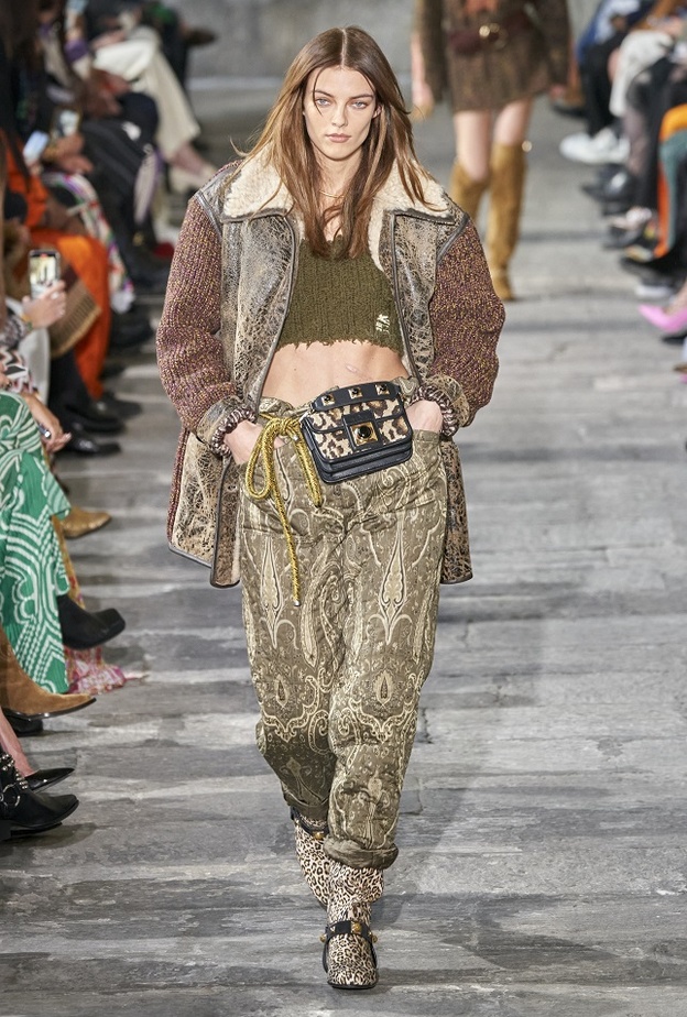 تنسيق إطلالات باللّون الزيتي صيحة موسم خريف 2022-2023