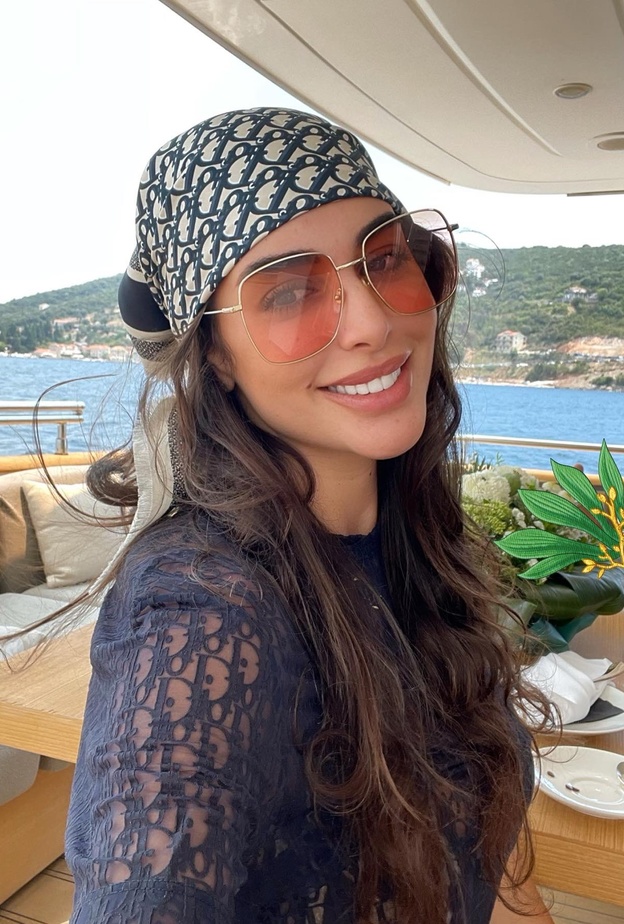 تسريحات شعر ناعمة تناسب مشاوير البحر اعتمديها على طريقة النجمات العرب