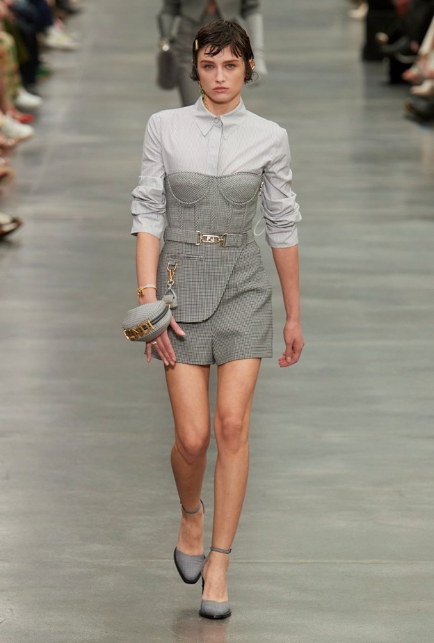 7 دور أزياء عالمية اعتمدت الكورسيهات في عروض أزياء خريف وشتاء 2022