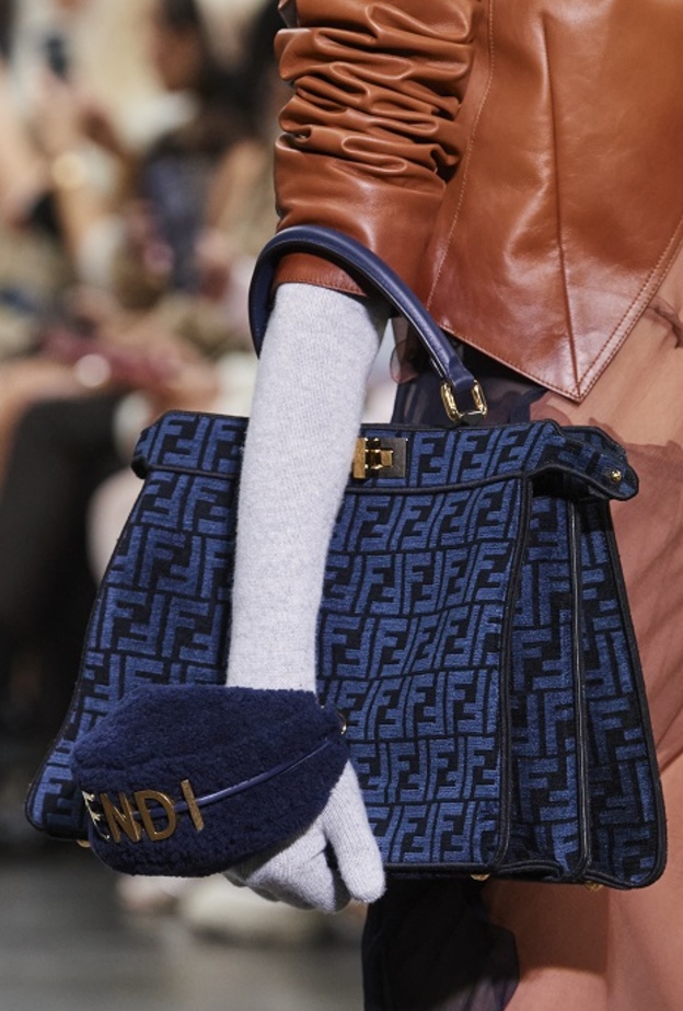 حقائب شتاء 2023 بتصميم كبير صيحة هذا الموسم من Fendi