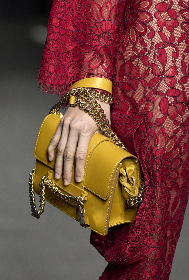 السلاسل العصرية مع حقائب اليد أجدد صيحات خريف 2022