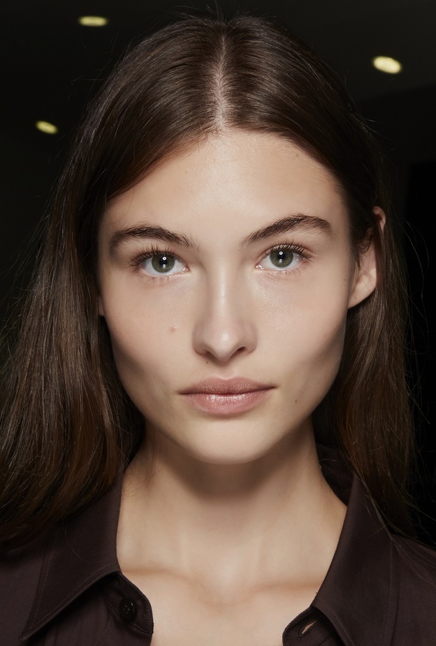 مكياج نيود من وحي عارضة دار Givenchy