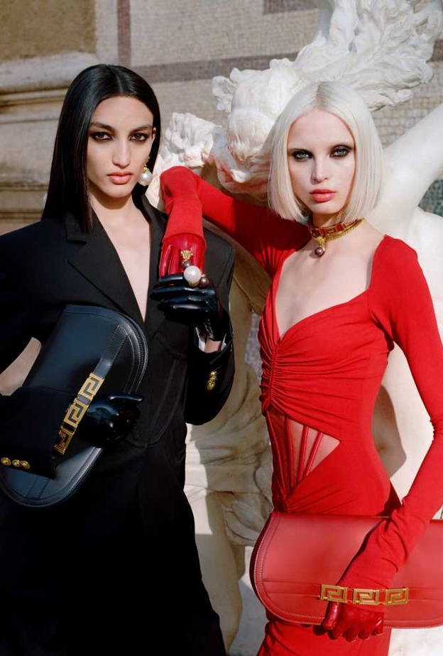 Versace تقدم مجموعة جديدة من الحقائب والإكسسوارات GRECA GODDESS 