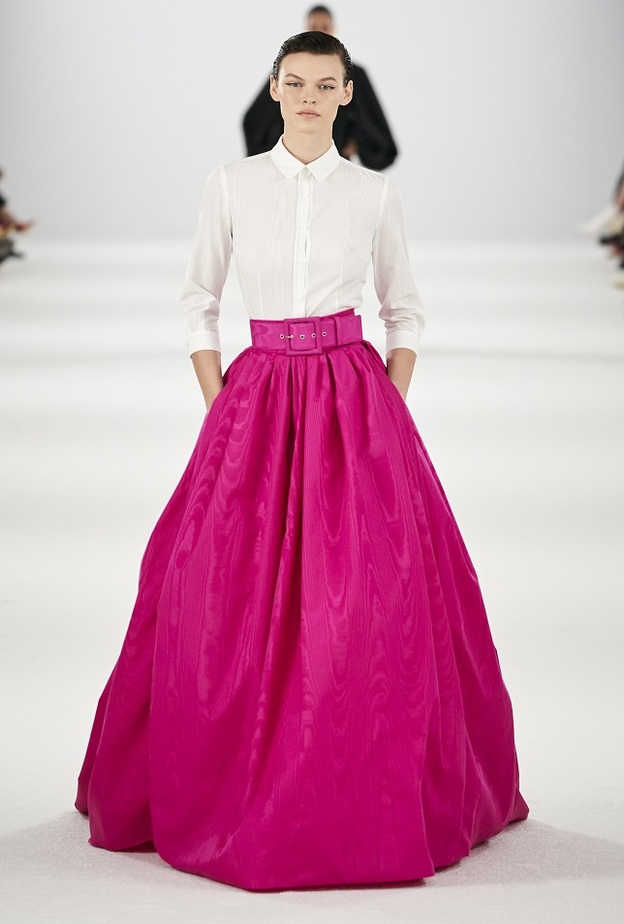 تنسيق التنورة الطويلة في الخريف بأسلوب Carolina Herrera المميّز