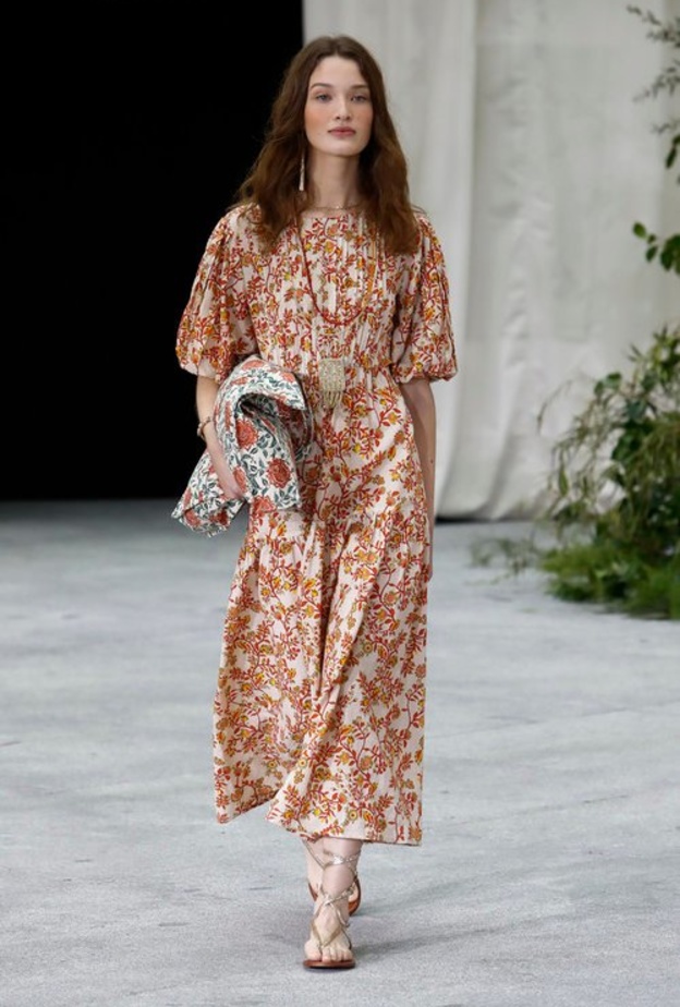 موديلات فساتين مطبعة بالورود وشبابية من دار Hoss Intropia