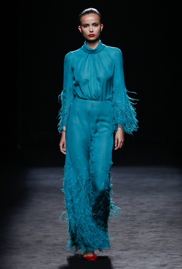 تنسيق البنطلون الأزرق المشرق بطريقة عصرية في خريف 2022