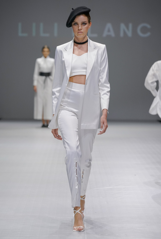  موضة البليزر الأبيض بأسلوب عصري في خريف 2022