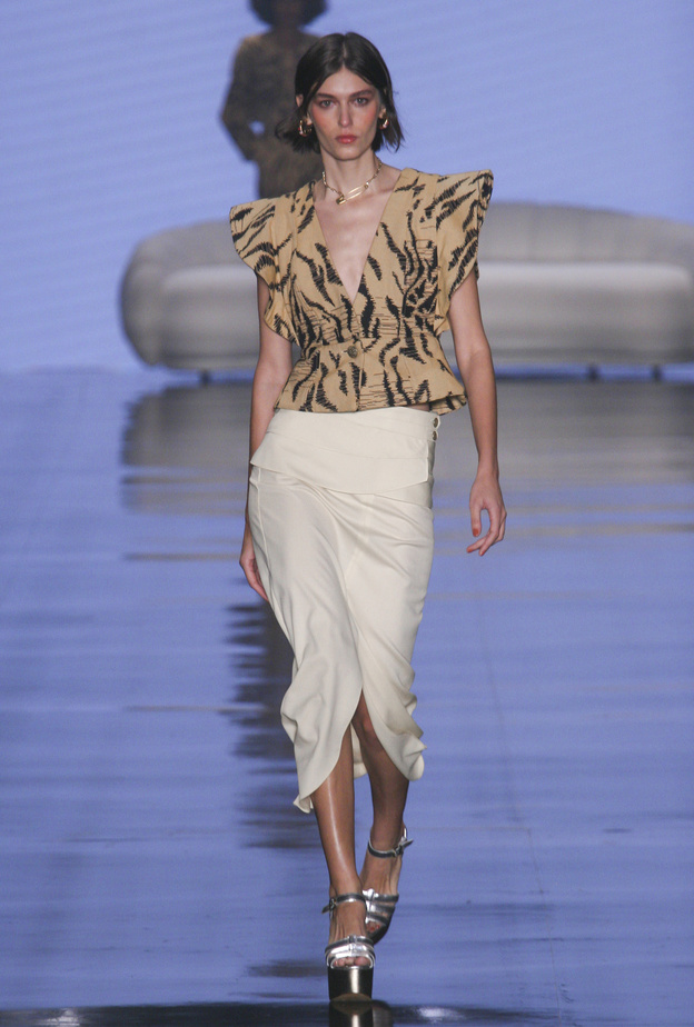 طرق عصرية لارتداء موديلات تنانير بيضاء في خريف 2022