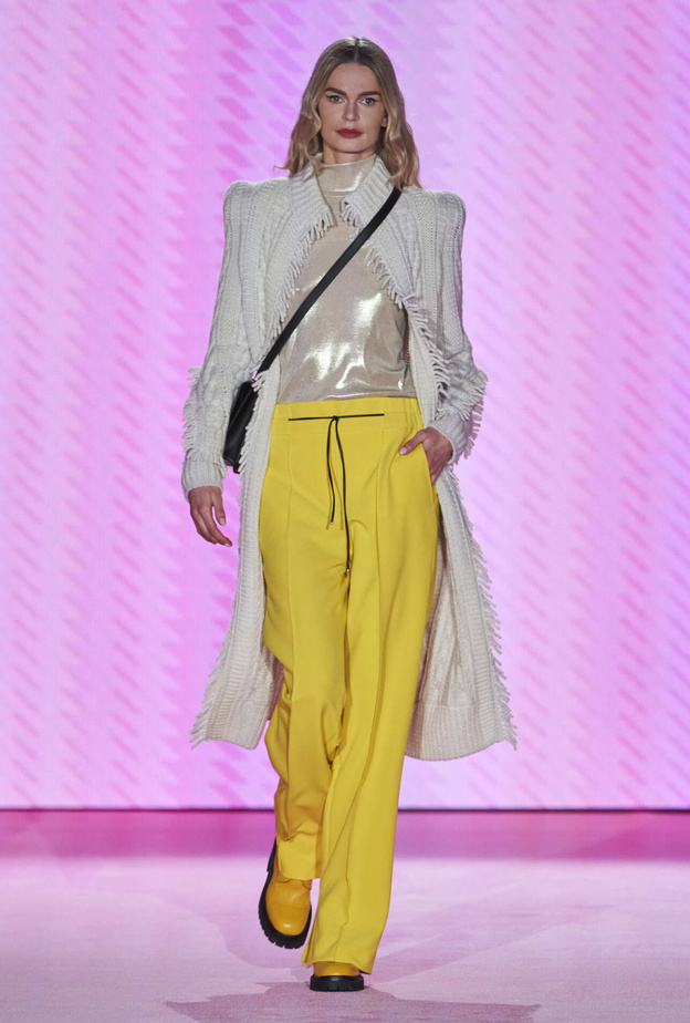 أفكار ملفتة لتنسيق بناطيل اللون الأصفر 