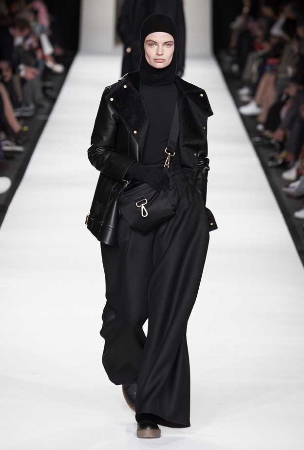 إطلالات مونوكروم باللّون الأسود بلوك لافت من Max Mara