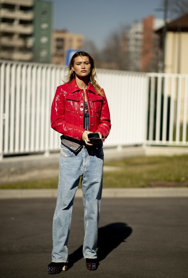 إليكِ أبرز 3 طرق لتنسيق السروال الدنيم الواسع للوك خريفي مميّز