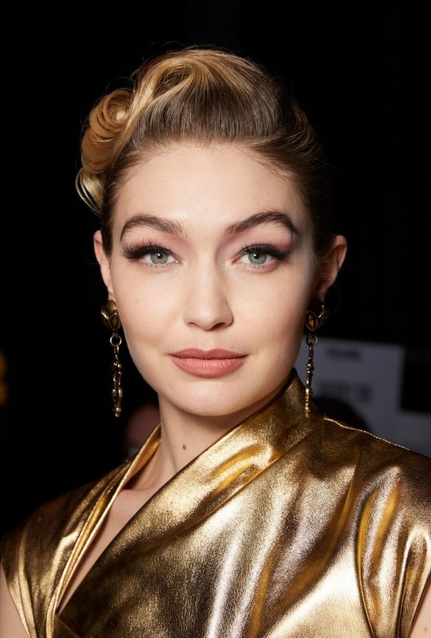 تسريحات شعر الريترو موضة لا تندثر وأبرز النجمات اللواتي اعتمدنها بهذه الخطوات