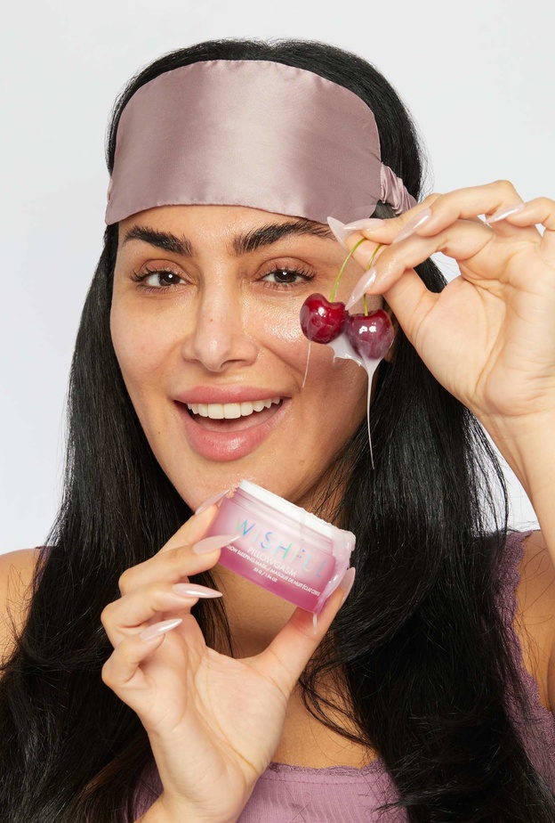 دلّلي بشرتك مع ماسك Pillowgasm Cherry Glow Sleep Mask الجديد من Wishful
