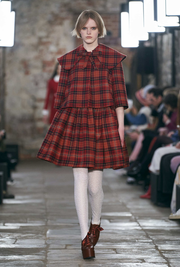 طرق تنسيق تنانير الكارو العصرية بأساليب شبابية في خريف 2022