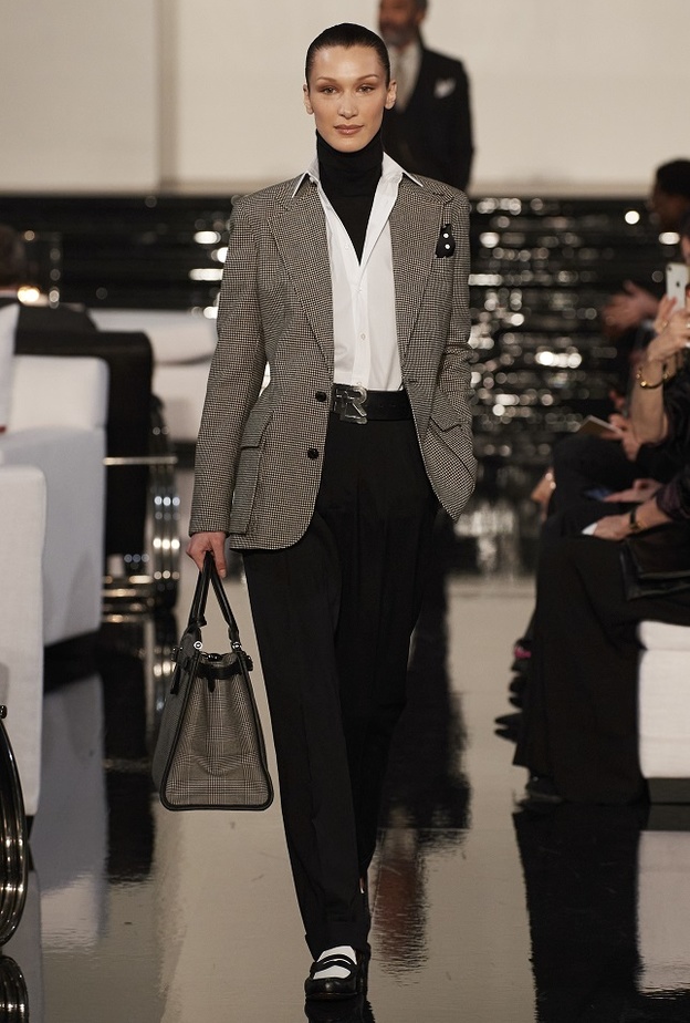 تنسيق القميص الأبيض بأسلوب رسمي لافت من Ralph Lauren