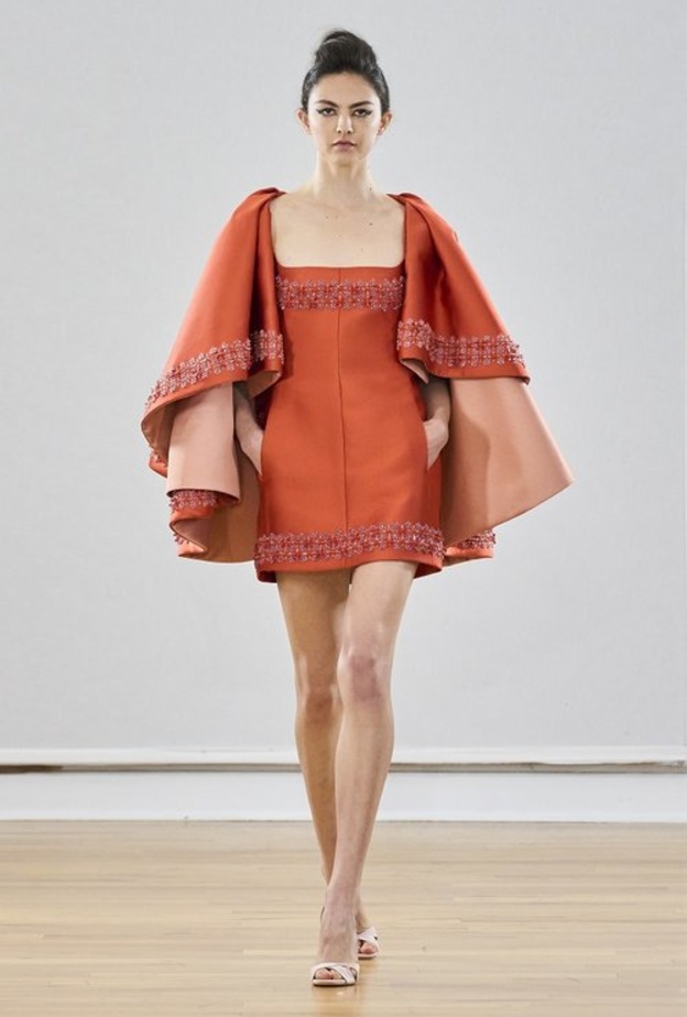 موضة خريف وشتاء 2022 أبزها الأكمام الغريبة من Rami Al Ali