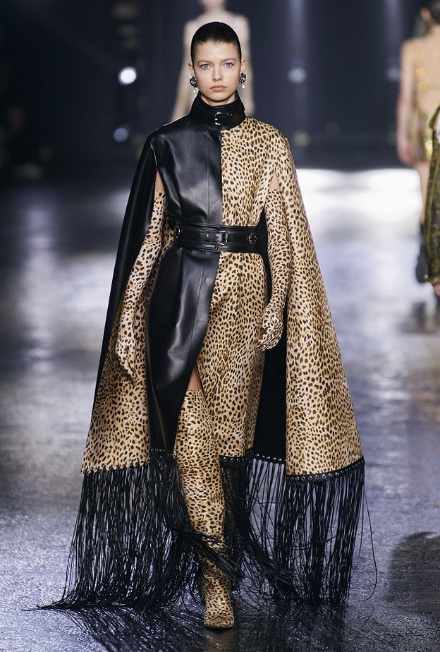 تنسيق إطلالات عصرية بأزياء بنقشات مميّزة لافتة بأسلوب Roberto Cavalli