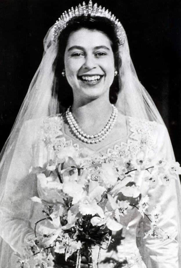 الملكة اليزابيث تختار مجوهرات اللؤلؤ في حفل زفافها