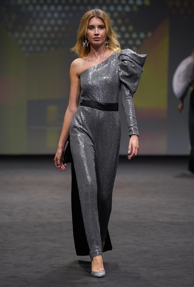 أجمل موديلات الجمبسوت البراق لسهرات خريف 2022 وطرق تنسيقها بأساليب عصرية