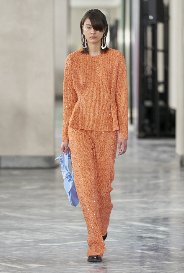 أفكار شبابية لتنسيق البنطلون المرجاني في خريف 2022