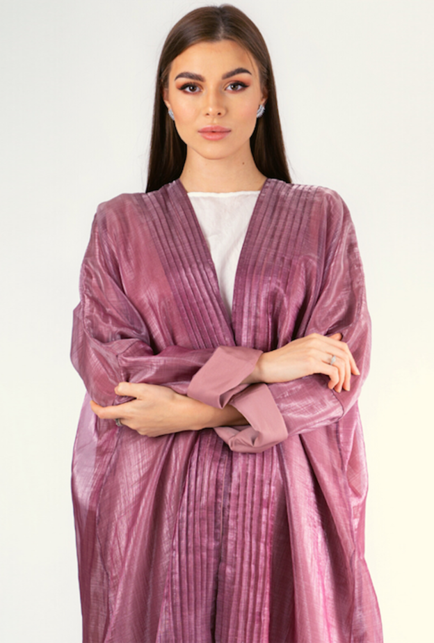 اللون الزهري الموفي والميتاليك بتصميم عباية شبابية من THE H STITCHES