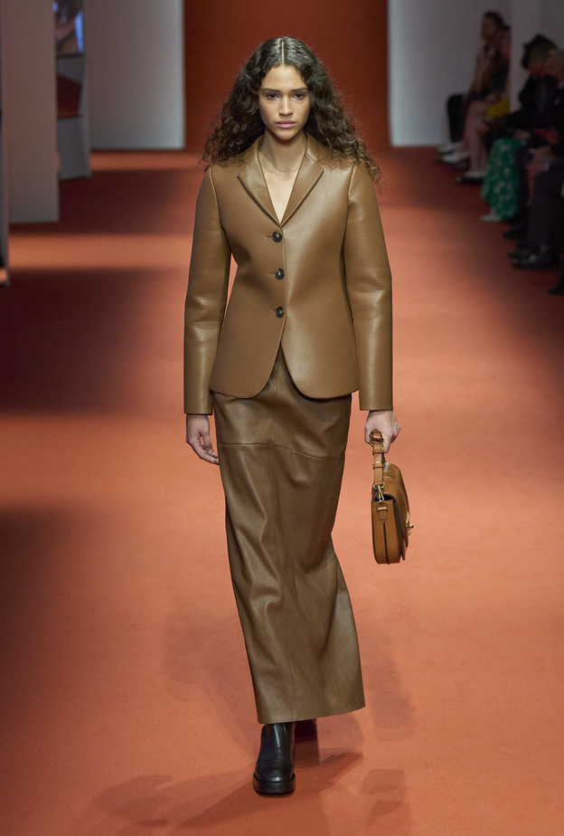 طرق تنسيق الملابس الكلاسيكية بتدرجات اللون البني في ساعات النهار