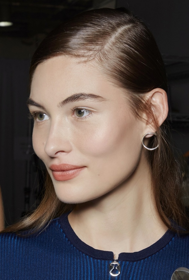 5 طرق طبيعية لمكافحة شيخوخة البشرة والحفاظ على بشرة شابة