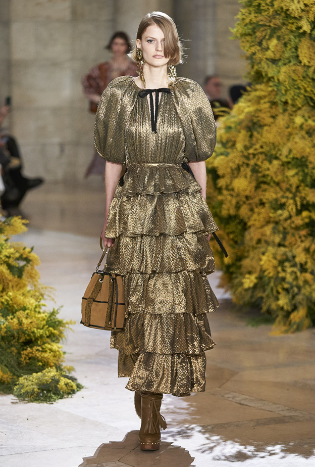 أجمل صيحات فساتين السهرة البراقة لجعل إطلالتك خارجة عن المألوف في خريف 2022